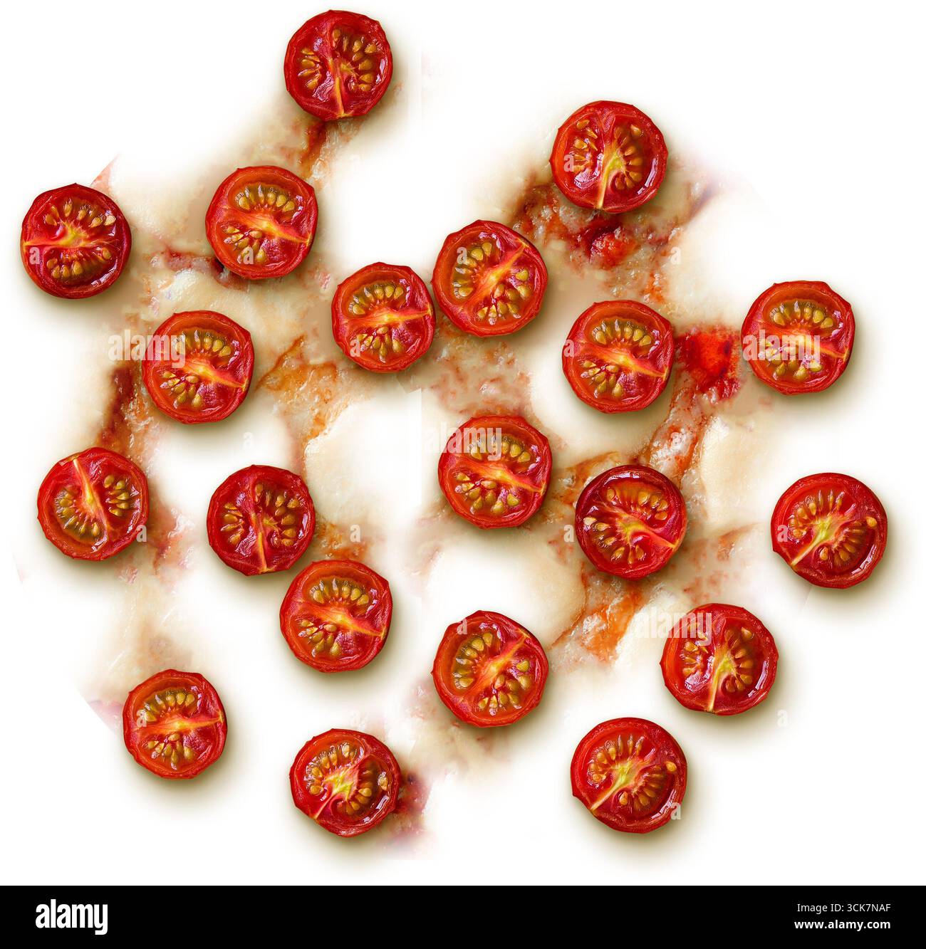 Eine Sammlung von in Scheiben geschnittenen Kirschtomaten auf hellem Hintergrund, die ihre lebhafte Farbe und Textur hervorheben. Stockfoto