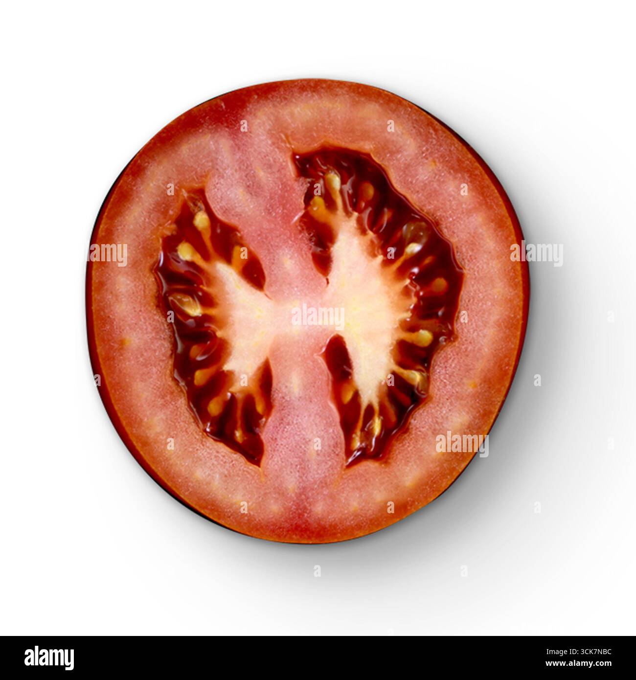 Ein Querschnitt einer Reifen Tomate mit rotem Fleisch und Samen. Stockfoto