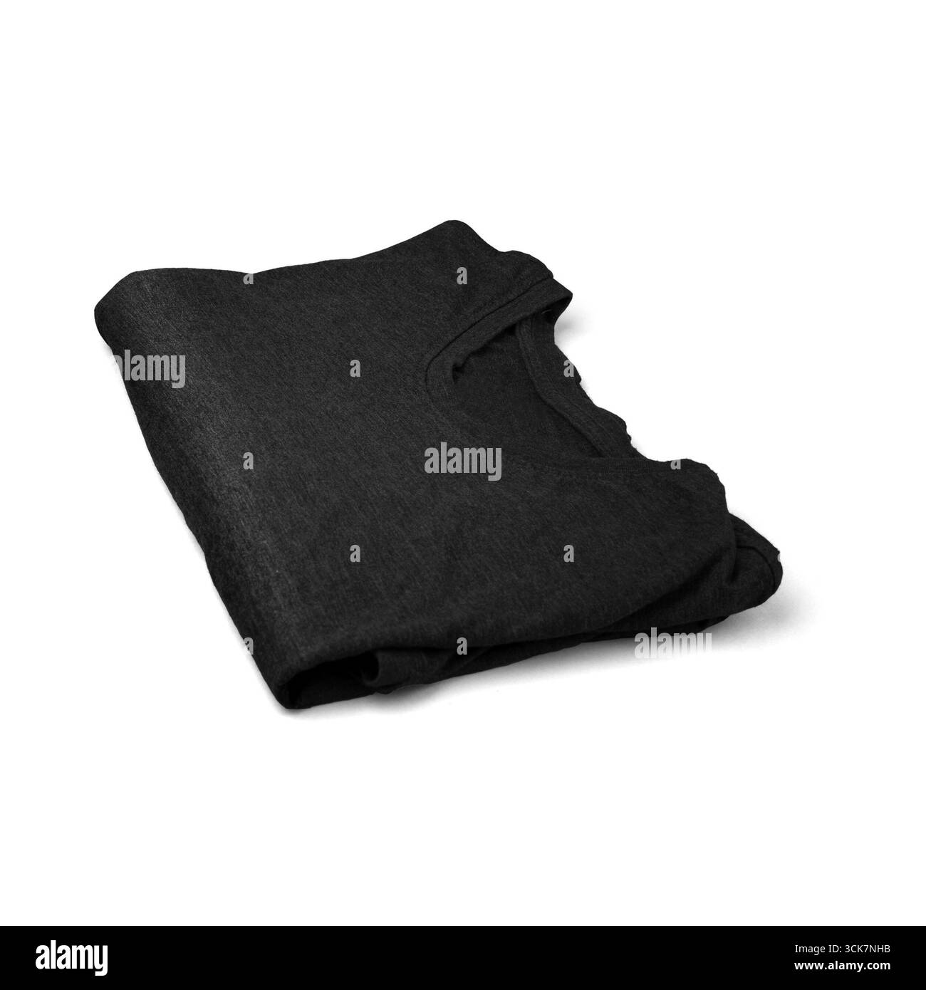 Ein ordentlich gefaltetes schwarzes T-Shirt, ideal für Freizeit- oder Lagenlook. Stockfoto