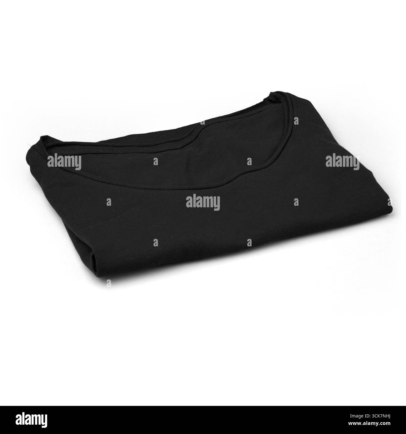 Ein ordentlich gefaltetes schwarzes T-Shirt, das schlicht und vielseitig in der Kleidung zum Ausdruck kommt. Stockfoto