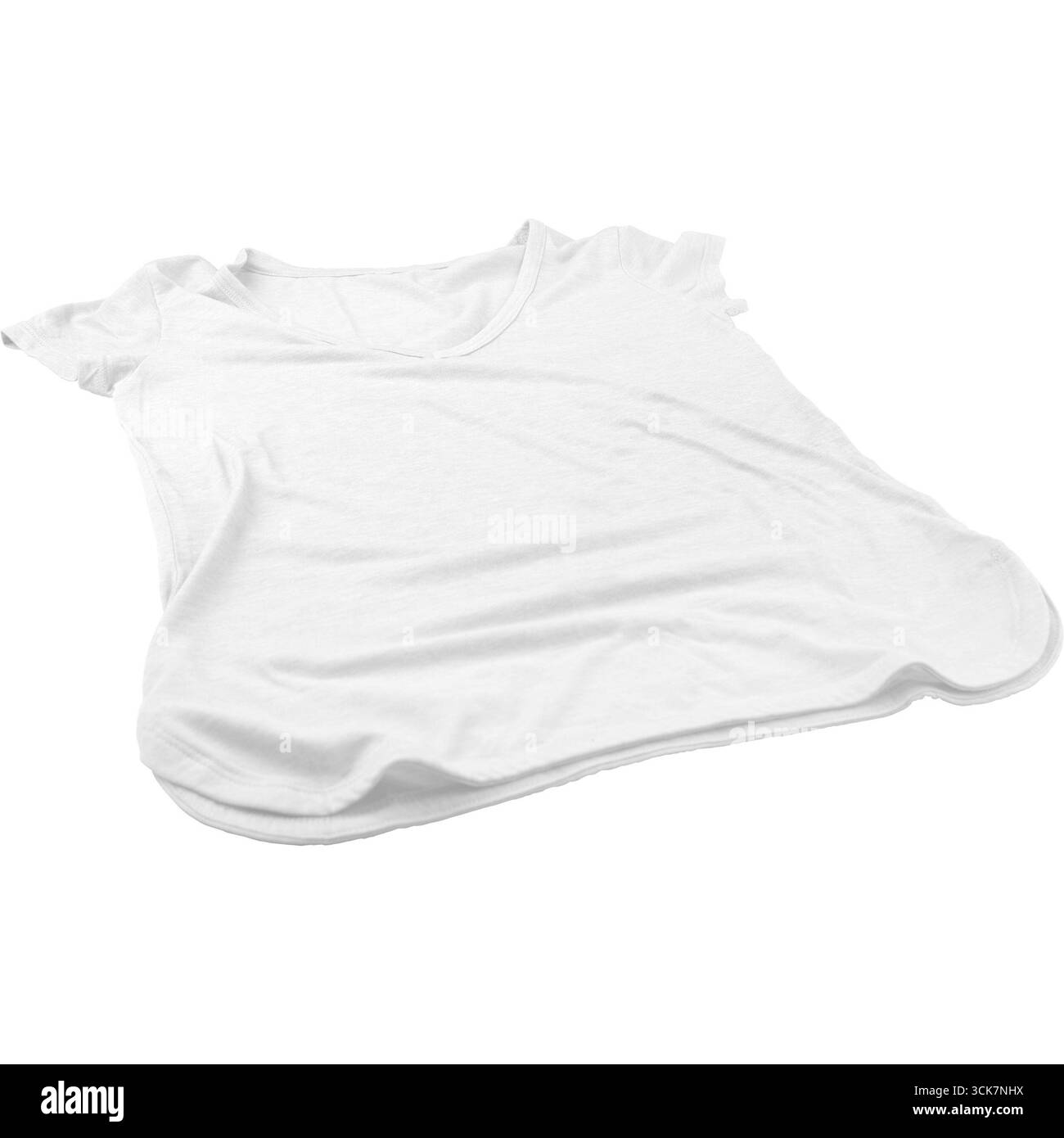 Ein zerknittertes, weißes T-Shirt, das flach liegt und sein schlichtes Design und seinen lässigen Stil zeigt. Stockfoto