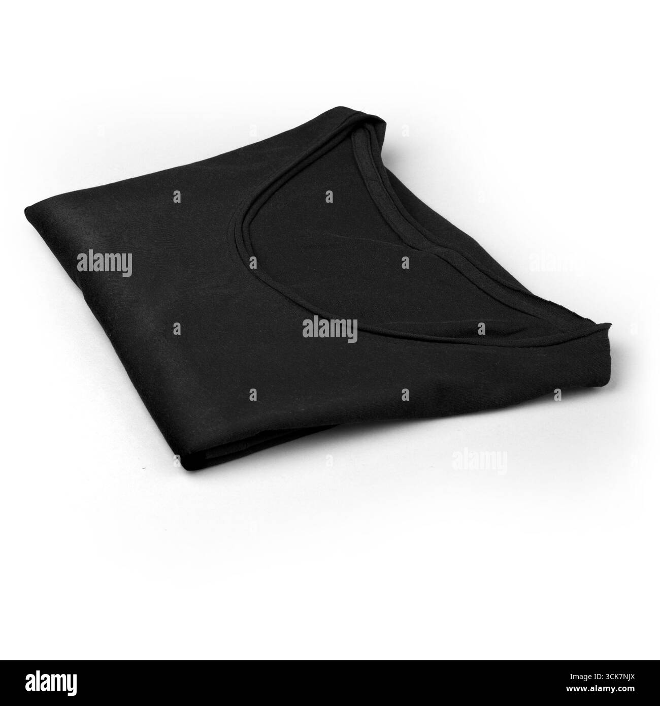 Ein ordentlich gefaltetes schwarzes T-Shirt auf einem einfarbigen Hintergrund, das sein schlichtes Design und seine Vielseitigkeit für Freizeitkleidung unterstreicht. Stockfoto