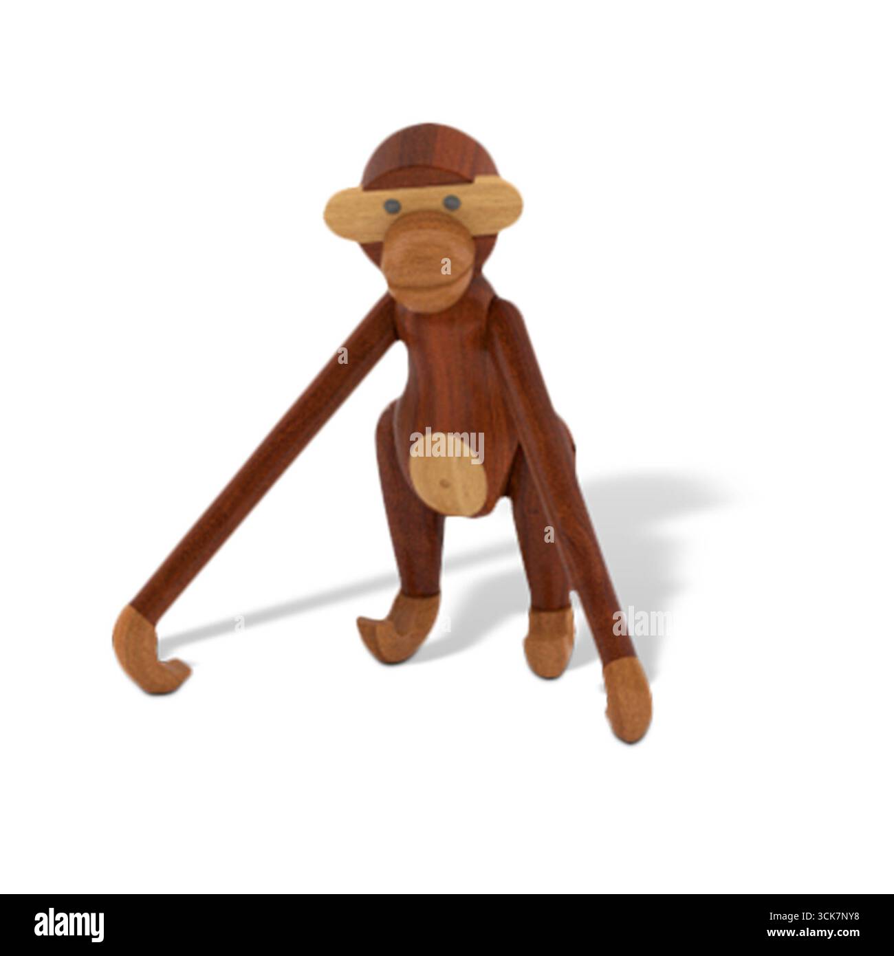 Eine Affenfigur aus Holz mit beweglichen Gliedmaßen, die als verspieltes dekoratives Objekt oder Spielzeug entworfen wurde. Stockfoto