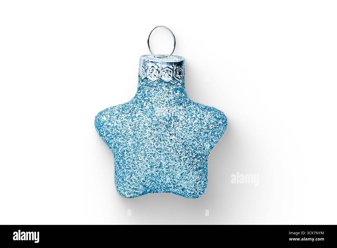 Ein glitzerndes blaues Sternchen, ideal für Weihnachtsdekorationen und festliche Feierlichkeiten. Stockfoto