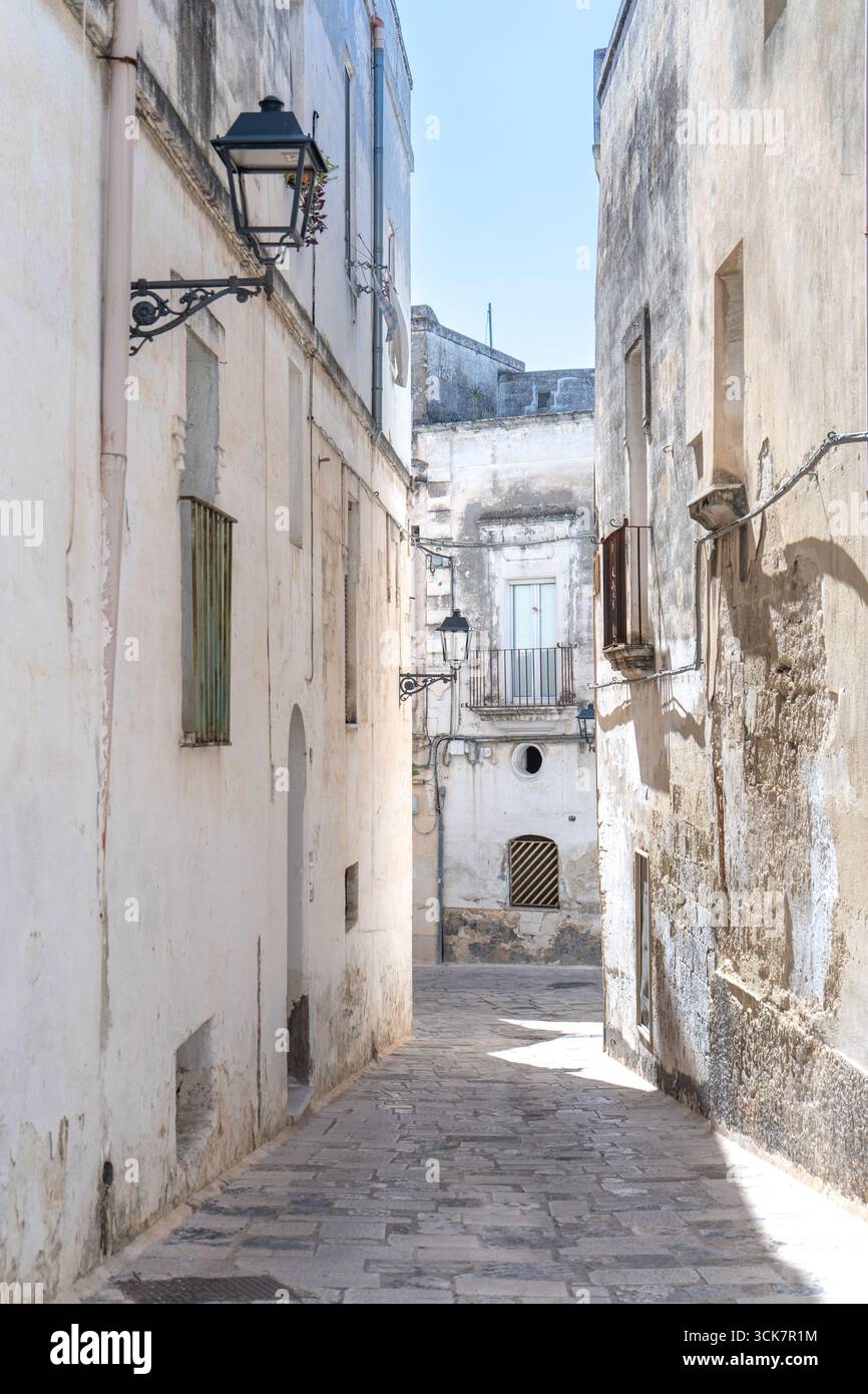 Ein Bild von Gebäuden zwischen Steingassen und mediterranen Balkonen im historischen Zentrum unter blauem Himmel, Süditalien. Grottaglie (Apulien, Italien) Stockfoto