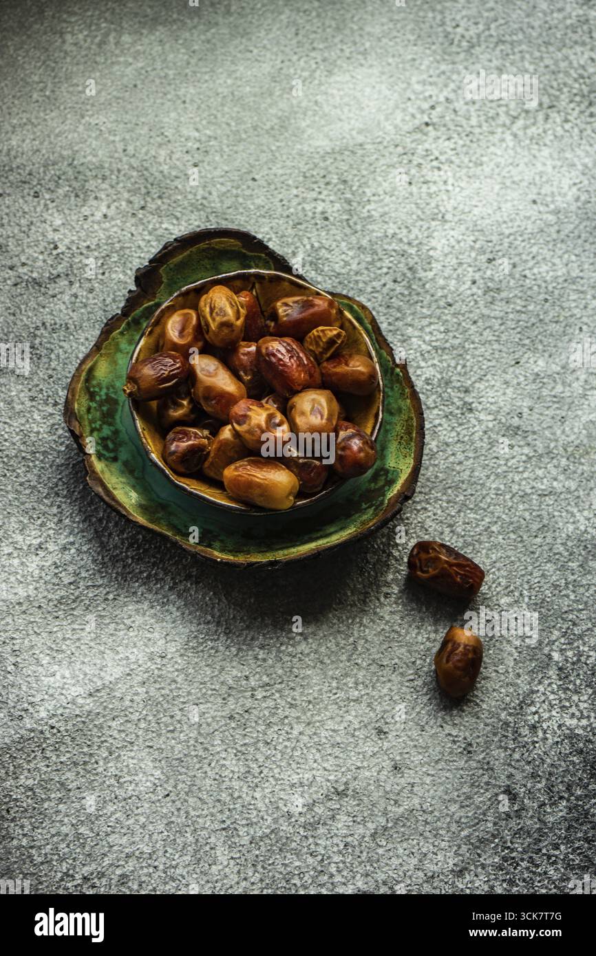 Raw Organic Medjool Datteln bereit zu Essen auf dar Holztisch Stockfoto