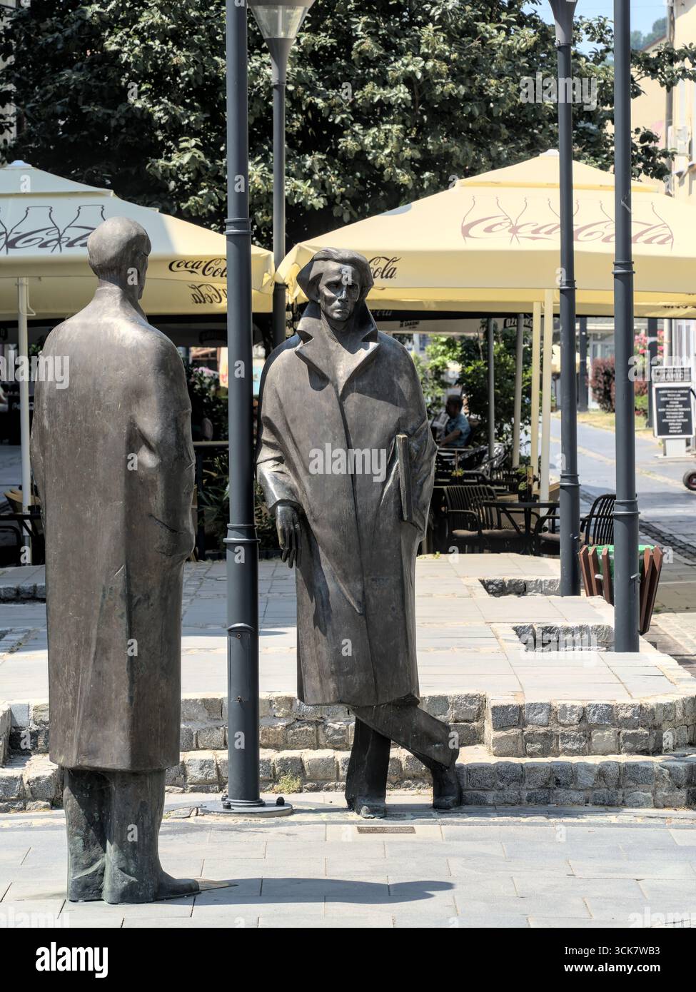 Bosnien und Herzegowina, Tuzla, Zentrum von Tuzla: Statuen von Meša Selimović und Ismet Mujezinović in der Fußgängerzone Stockfoto