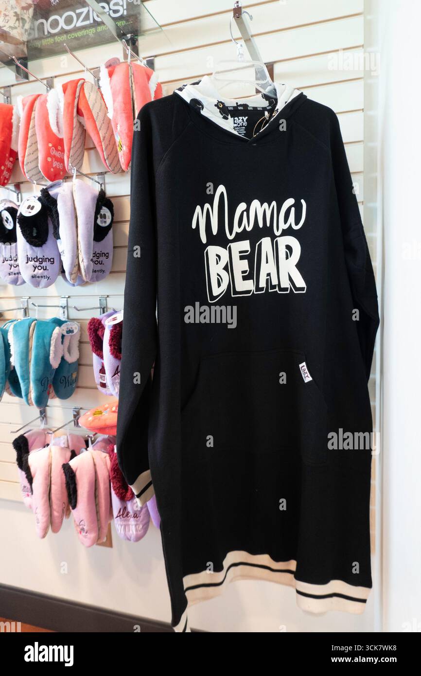 Der Souvenirladen des Great Falls International Airport bietet eine umfassende Auswahl an Souvenirs, 2025, Montana, USA Stockfoto