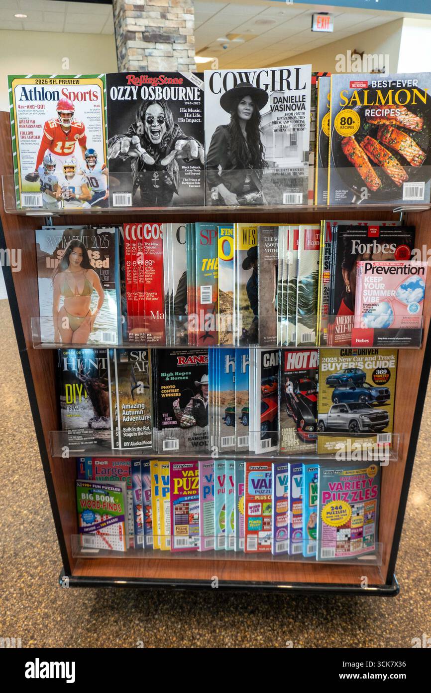 Der Souvenirladen des internationalen Flughafens Great Falls bietet eine komplette Reihe aktueller Zeitschriften, 2025, Montana, USA Stockfoto