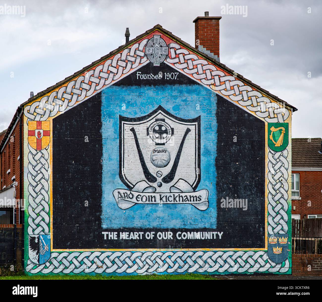 Belfast, Nordirland - 10. juni 2025: Wandbild in Belfast mit Sportsymbolen und Wappen des lokalen Erbes, die Gemeinschaft, Tradition und zelebrieren Stockfoto