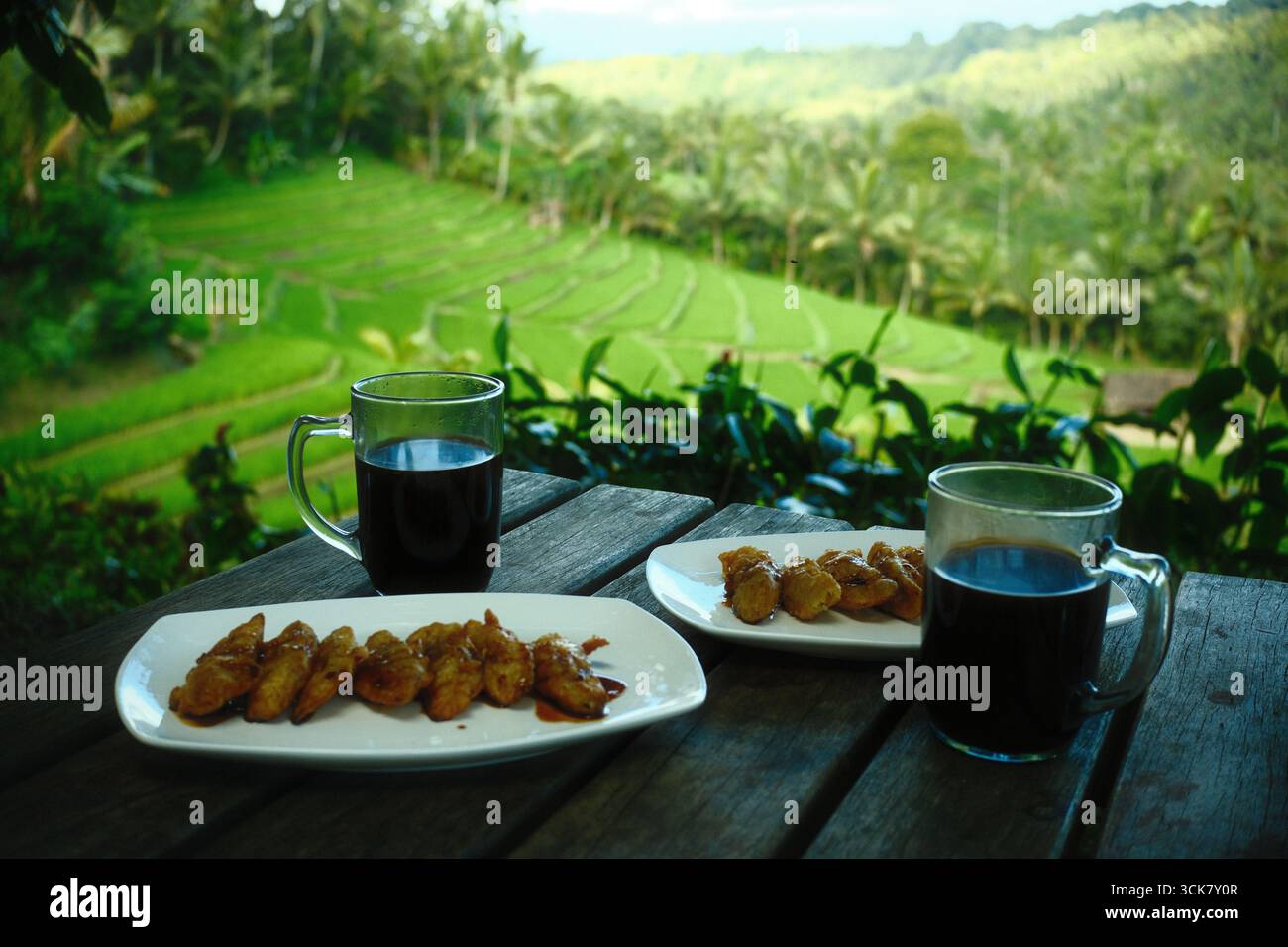 Heißer Kaffee und gebratene karamelisierte Bananen mit Panoramablick auf Reisterrassen Stockfoto