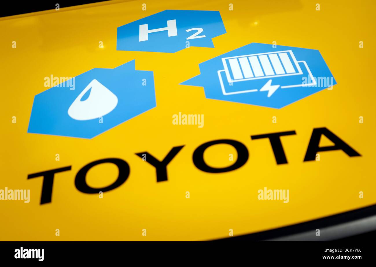 SCHIPHOL - Ein wasserstoffbetriebenes Auto während einer Präsentation der derzeit am Flughafen betriebenen Wasserstofffahrzeuge. Schiphol ist der erste große internationale Flughafen, der im täglichen Betrieb wasserstoffbetriebene Fahrzeuge erprobt. ANP KOEN VAN WEEL niederlande aus - belgien aus Stockfoto