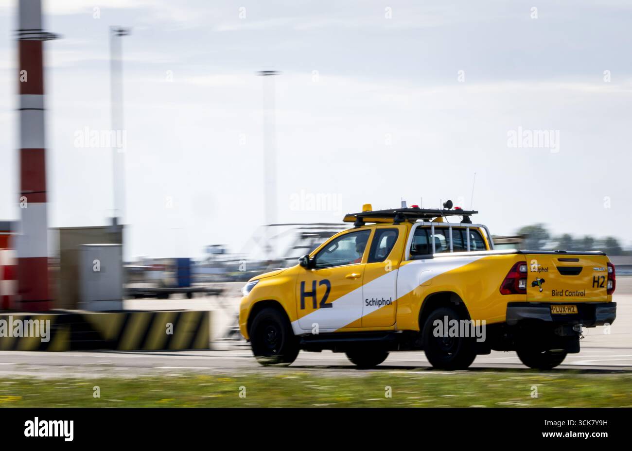 SCHIPHOL - Ein wasserstoffbetriebenes Auto während einer Präsentation der derzeit am Flughafen betriebenen Wasserstofffahrzeuge. Schiphol ist der erste große internationale Flughafen, der im täglichen Betrieb wasserstoffbetriebene Fahrzeuge erprobt. ANP KOEN VAN WEEL niederlande aus - belgien aus Stockfoto