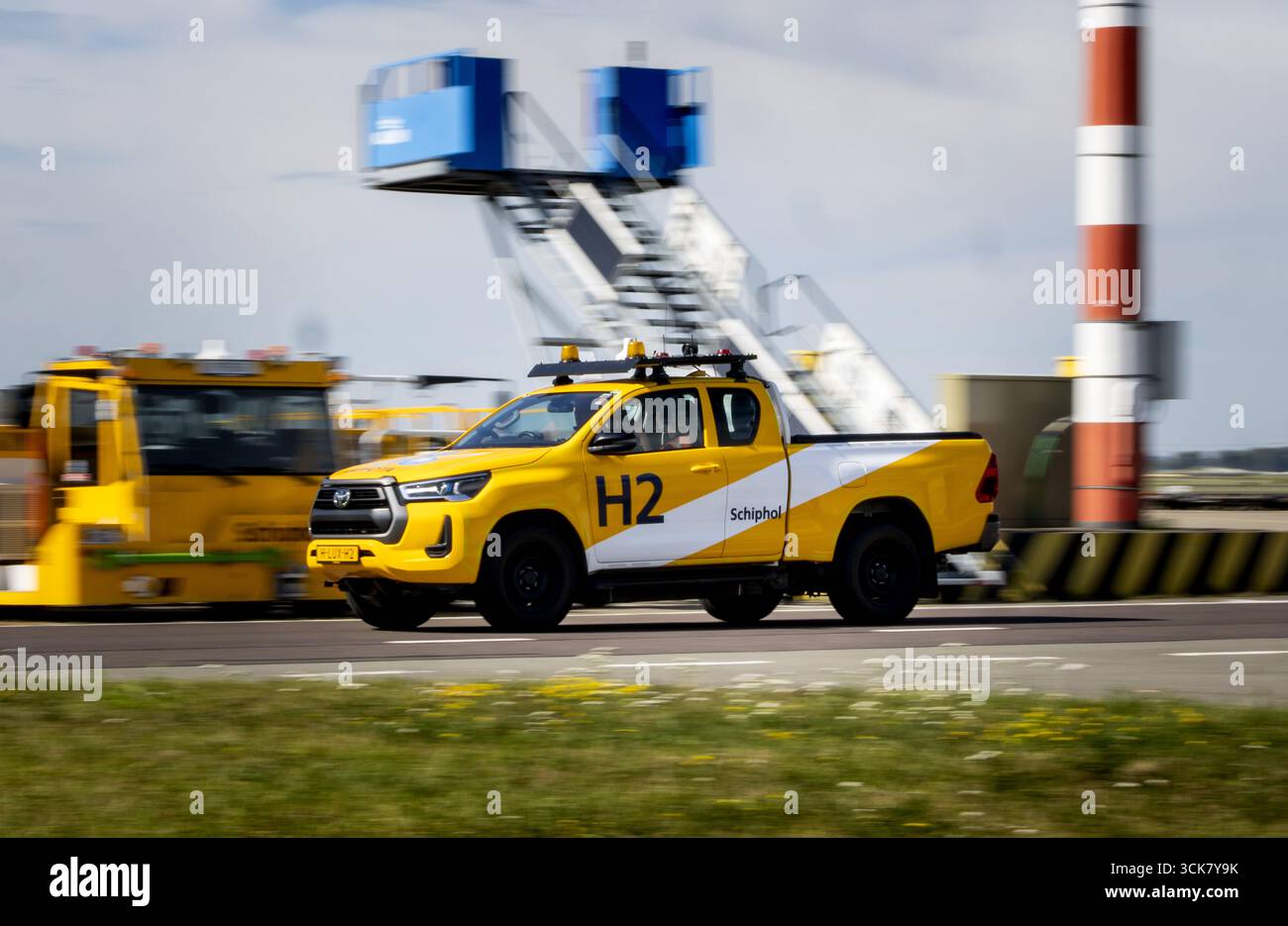 SCHIPHOL - Ein wasserstoffbetriebenes Auto während einer Präsentation der derzeit am Flughafen betriebenen Wasserstofffahrzeuge. Schiphol ist der erste große internationale Flughafen, der im täglichen Betrieb wasserstoffbetriebene Fahrzeuge erprobt. ANP KOEN VAN WEEL niederlande aus - belgien aus Stockfoto