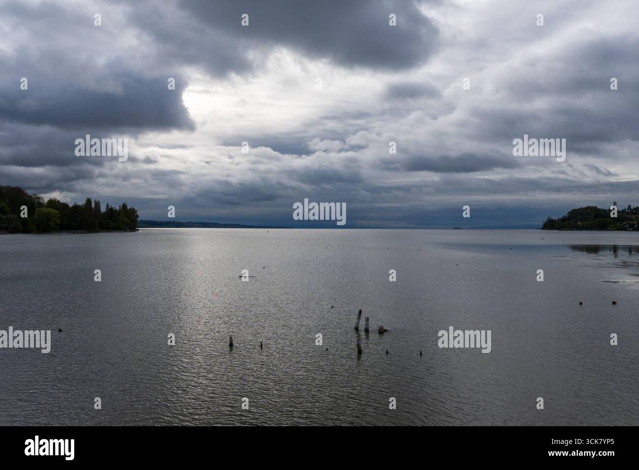 Atmosphärisches Foto des Bodensees von der Brücke zur Insel Mainau, Deutschland. Stockfoto