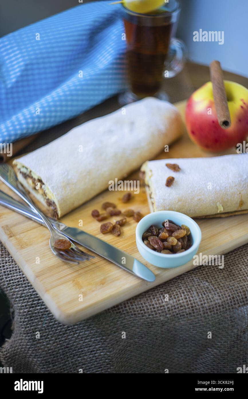 Apfelstrudel als herbstlichen und winterlichen Dessert mit einer Tasse Tee auf rustikalen Hintergrund Stockfoto