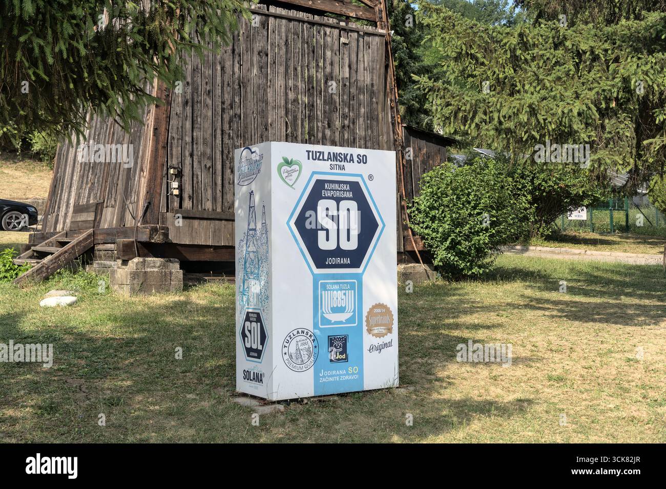Bosnien und Herzegowina, Tuzla, Zentrum von Tuzla: Pannonische Seen („Panonsko jezero“) – Skulptur von 1 kg Salz von Tuzla („Skulptura 1 kg tuzlanske soli“) Stockfoto