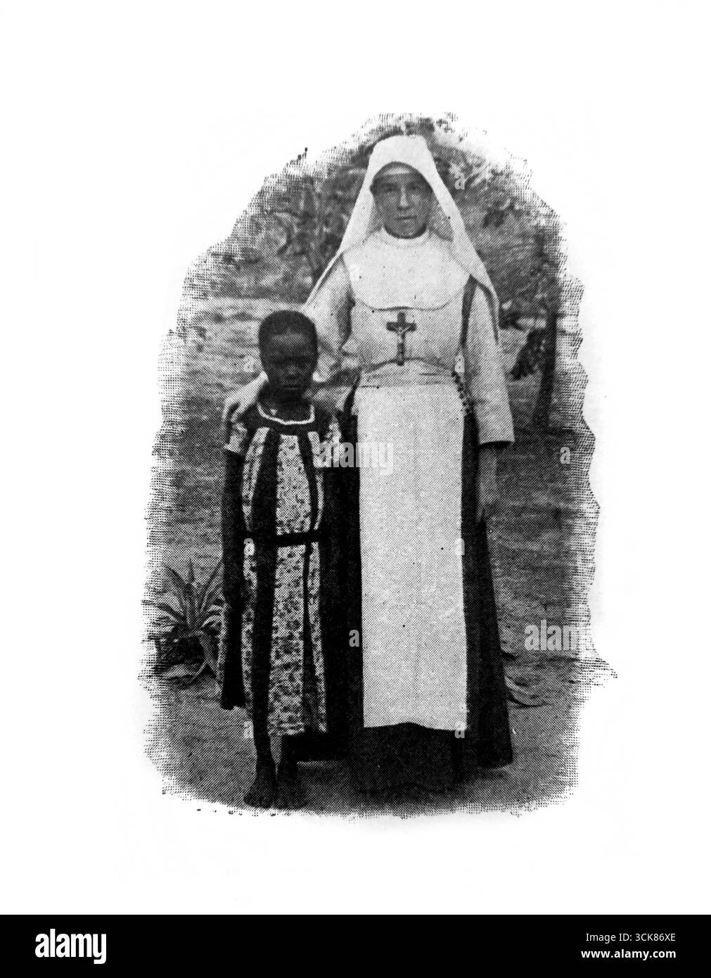 Schwester Josepha trägt ein Kruzifix auf Missionar nach Moanda und Sittambili im Kongo (Demokratische Republik Kongo) mit einem lokalen Mädchen Stockfoto