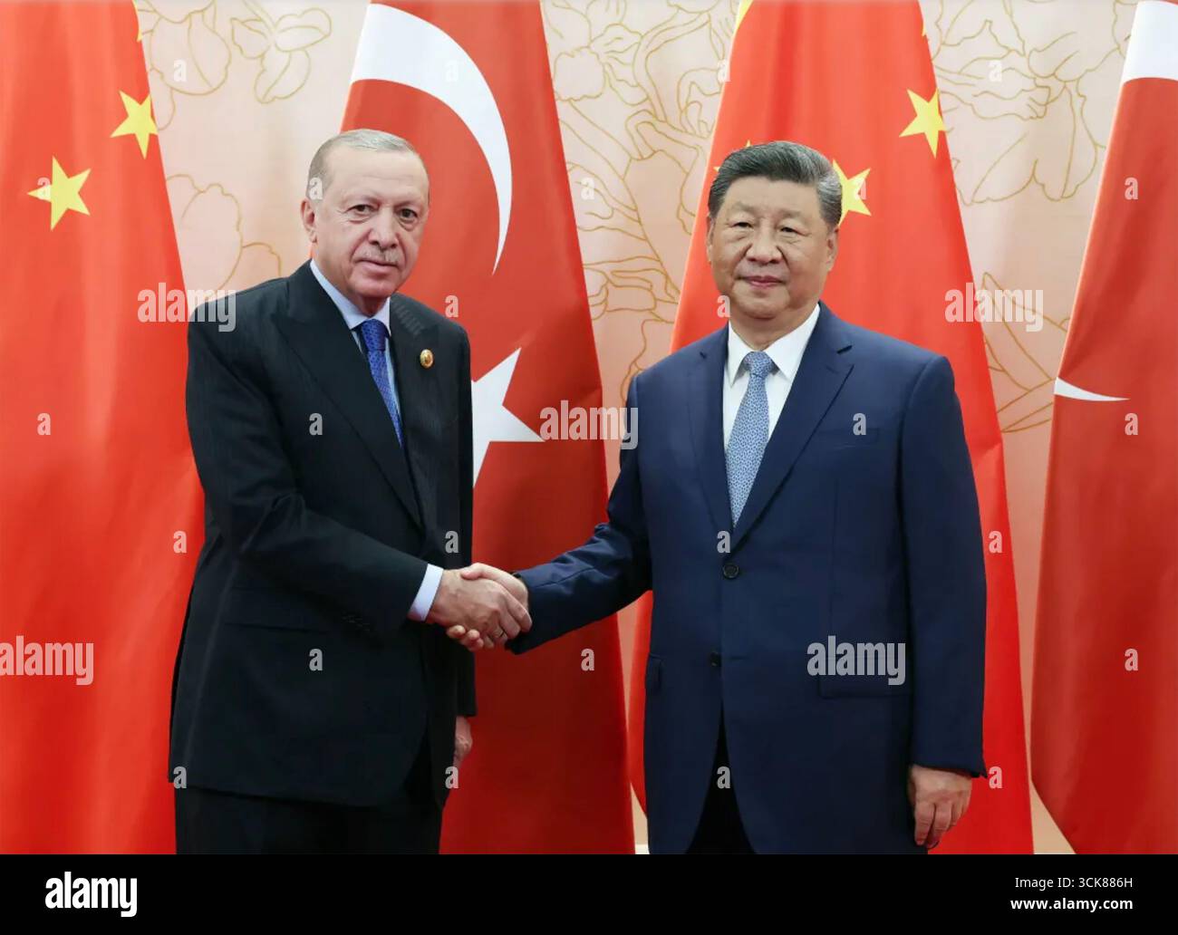 Der chinesische Staatschef Xi Jinping begrüßt den türkischen Präsidenten Re4cep Tayyip Erdogan im September 2025 in Peking Stockfoto