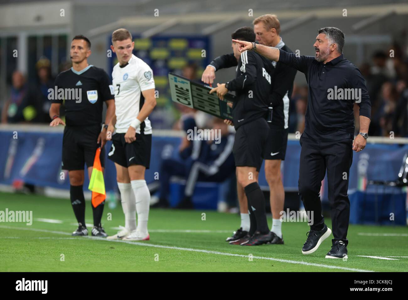 Bergamo, Italien, 5. September 2025. Gennaro Gattuso Cheftrainer Italiens reagiert als Robi Saarma aus Estland als Ersatzspieler in der zweiten Halbzeit beim Qualifikationsspiel Italien gegen Estland im Stadio di Bergamo in Bergamo in die Spielwelt einsteigt. Der Bildnachweis sollte lauten: Jonathan Moscrop / Sportimage Stockfoto