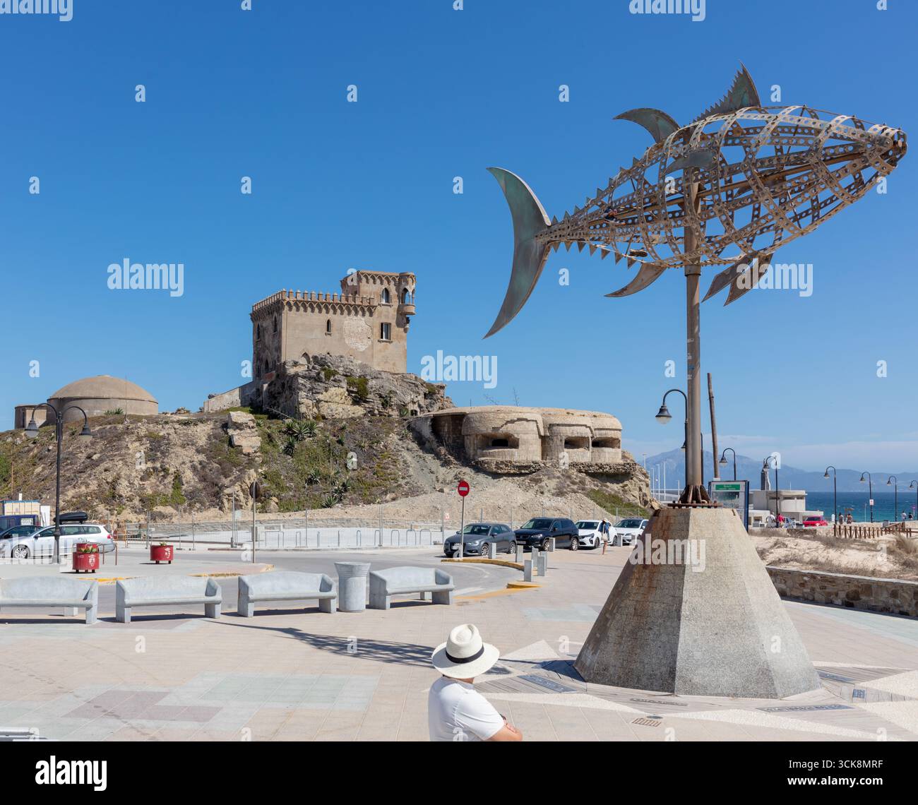 Fischskulptur mit Schloss Guzman el Bueno Tarifa Spanien September 2025 Stockfoto