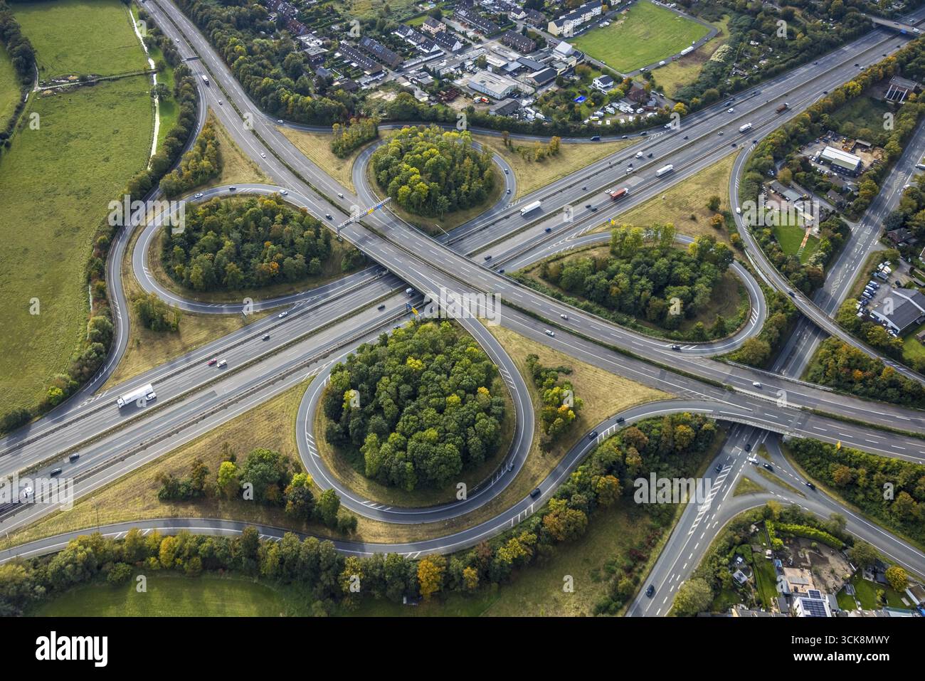 Luftaufnahme, Autobahndreieck Duisburg-Rheinhausen, Autobahn A40 und Landesstraße L237, Kleeblattform mit herbstlichen Bäumen, Hochheide, Duisburg, Ruhr Stockfoto