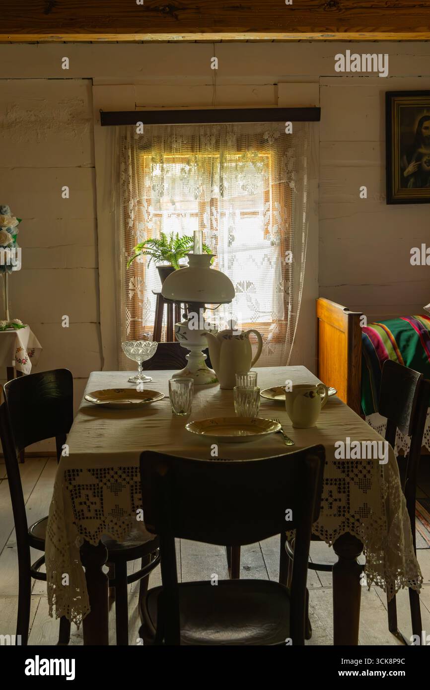 Gemütliches Vintage Cottage-Interieur mit Tisch-Einstellung Stockfoto