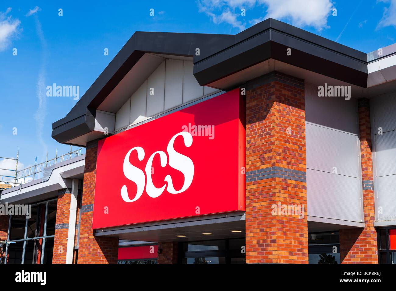 Cannock, Staffordshire, Großbritannien – 9. September 2025: Frontbeschilderung von SCS, einem Einzelhandelsunternehmen für Wohnanlagen in Großbritannien Stockfoto