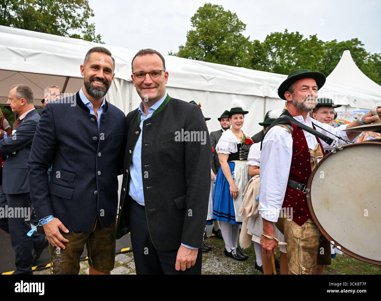 Berlin, Deutschland. September 2025. Jens Spahn (M), Vorsitzender der CDU/CSU-Bundestagsfraktion, und sein Ehemann Daniel Funke (l) kommen zum Berliner Auftakt des Münchner Oktoberfestes ins Tipi am Kanzleramt. Quelle: Soeren Stache/dpa/Alamy Live News Stockfoto
