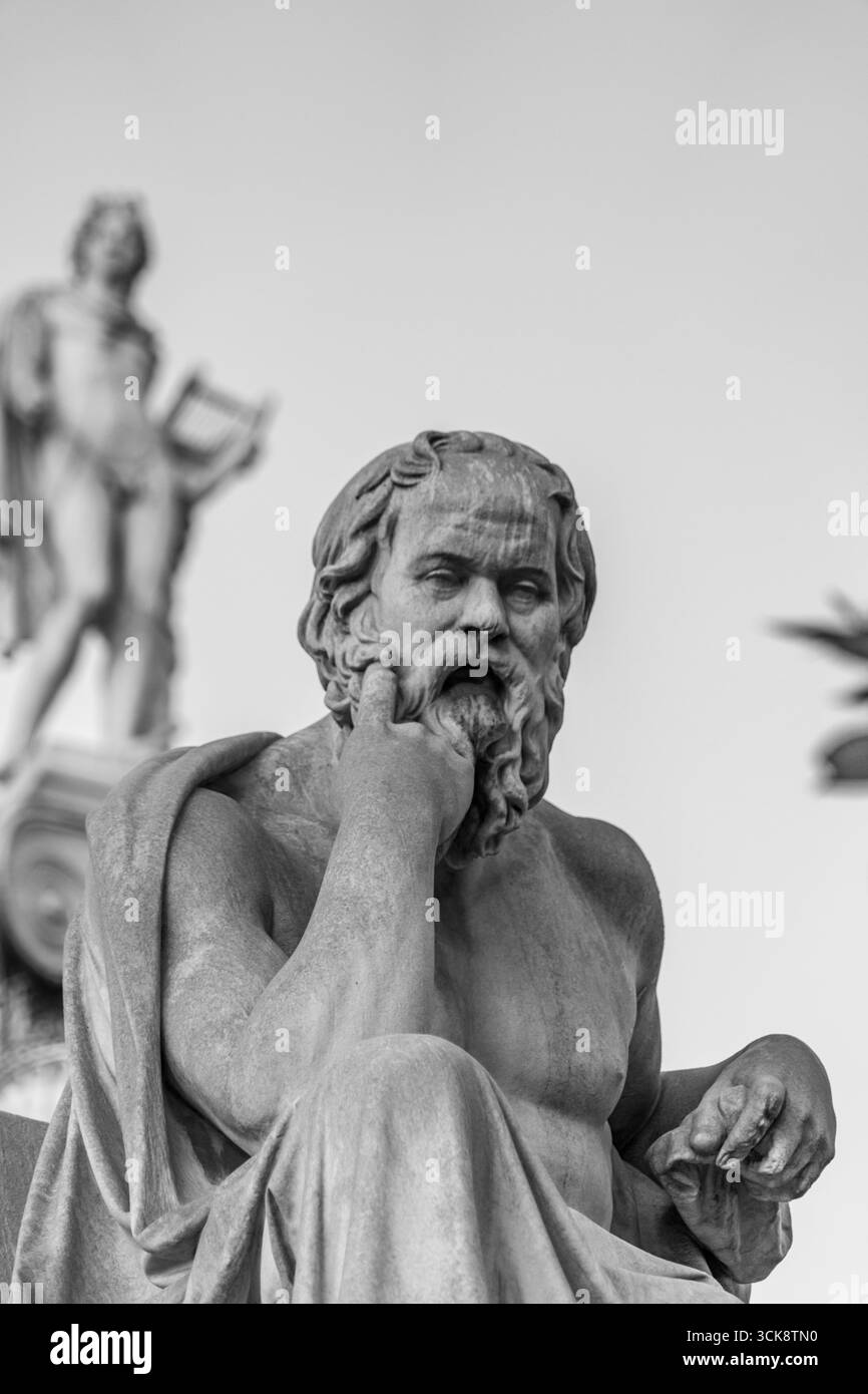 Marmor-Statue von Sokrates in einer nachdenklichen Pose von Leonidas Drosis. Apollo-Spalte im Hintergrund. Akademie von Athen, Griechenland – Mai 2025 Stockfoto