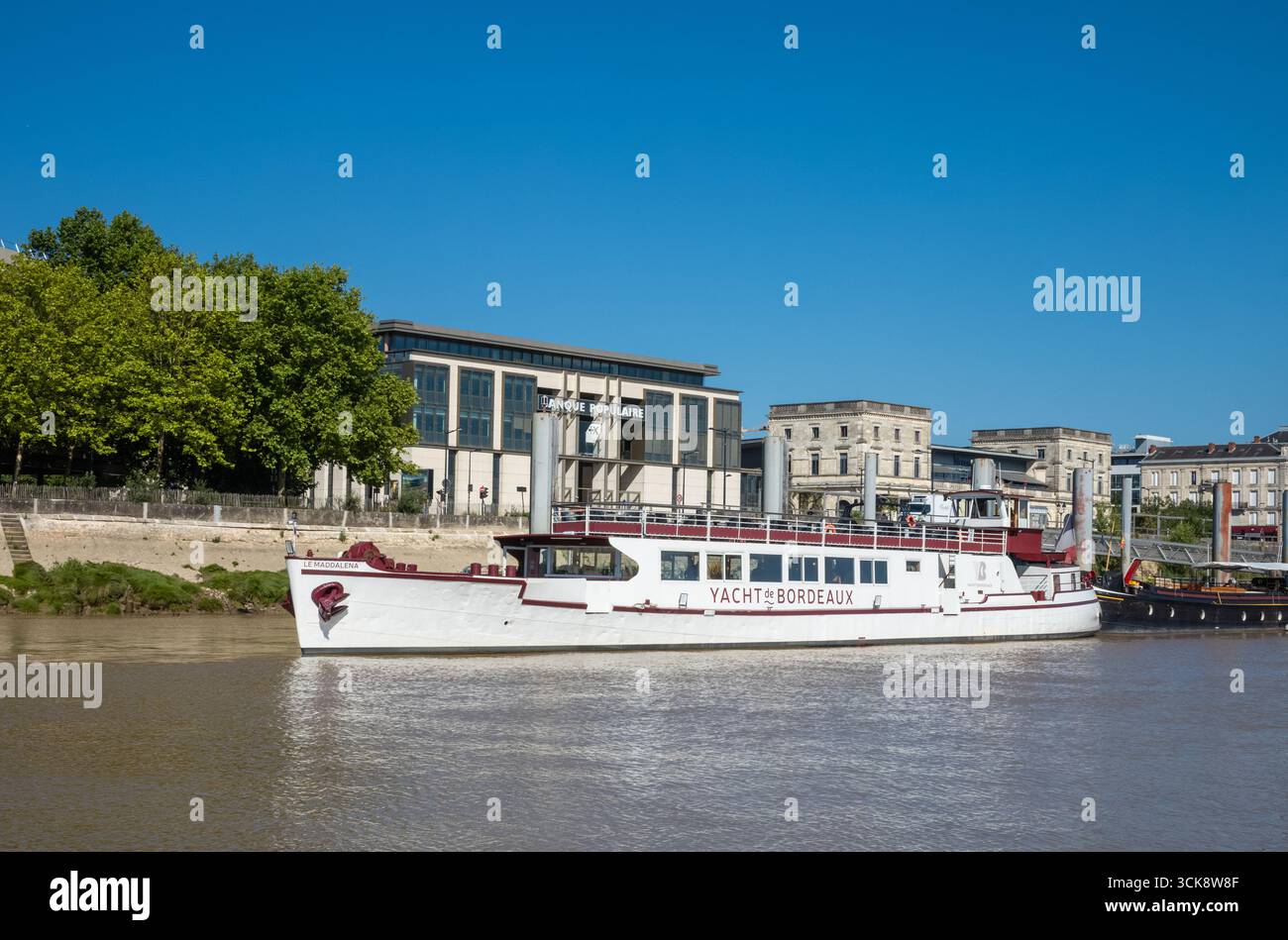 Die Yacht de Bordeaux, ein Luxusboot, das Bootsfahrten auf dem Fluss Garonne in Bordeaux anbietet. Die Bootstouren beinhalten Kommentare zur Stadt, einen Aperitif mit W Stockfoto