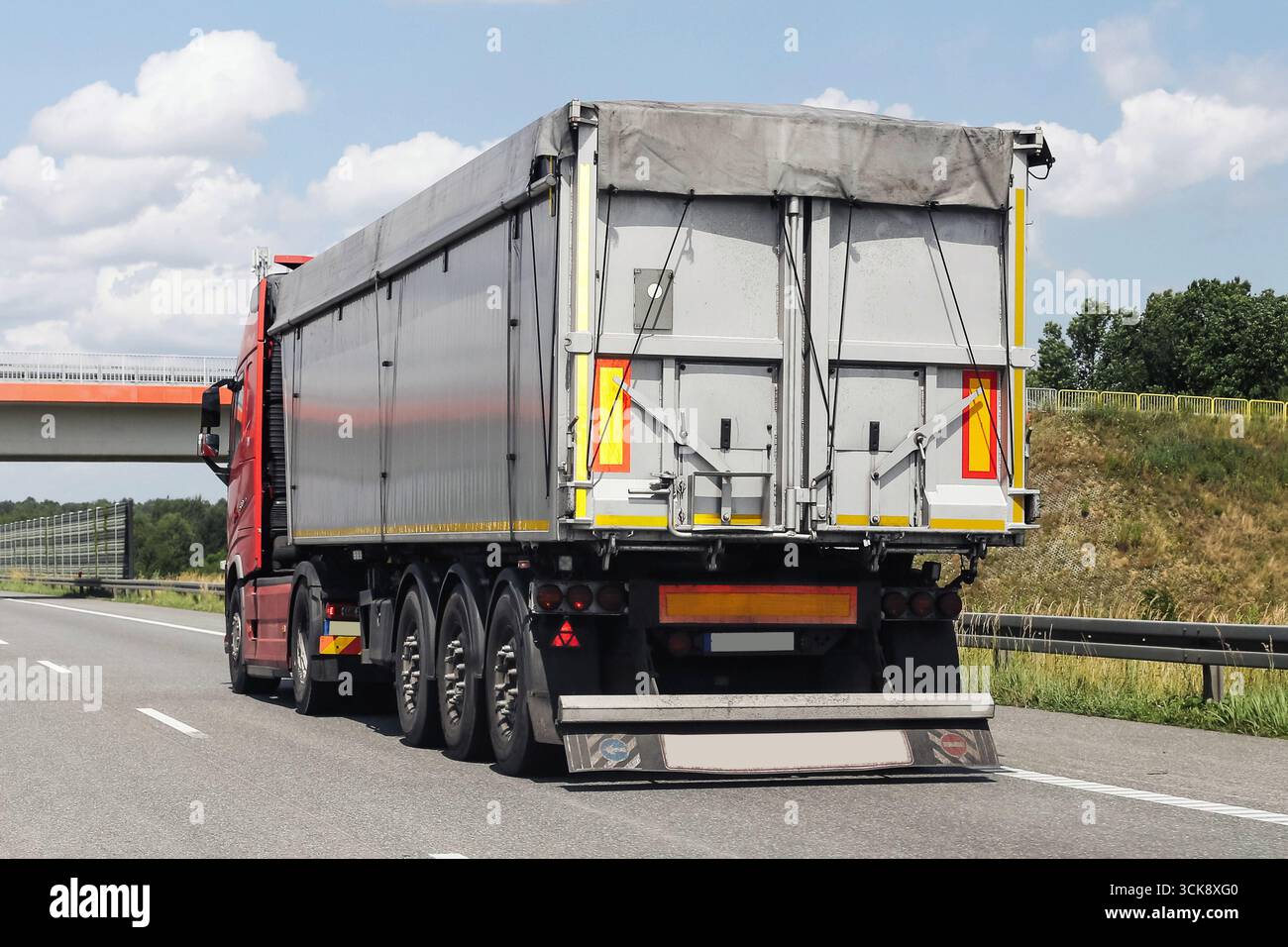 Lkw fährt auf Autobahnen. Transport großer Frachtfahrzeuge. Logistikfrachtwagen auf Asphalt. Hintergrund zum Transport von Flurförderzeugen. Stockfoto