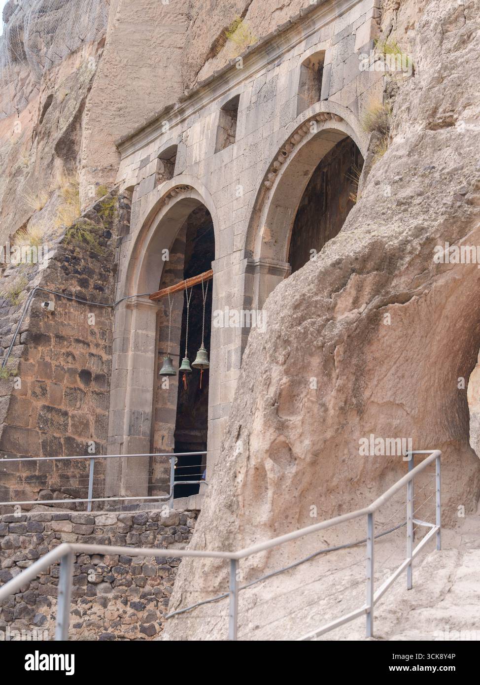 Drei Glocken hängen in einer bogenförmigen Öffnung einer religiösen Stätte Stockfoto