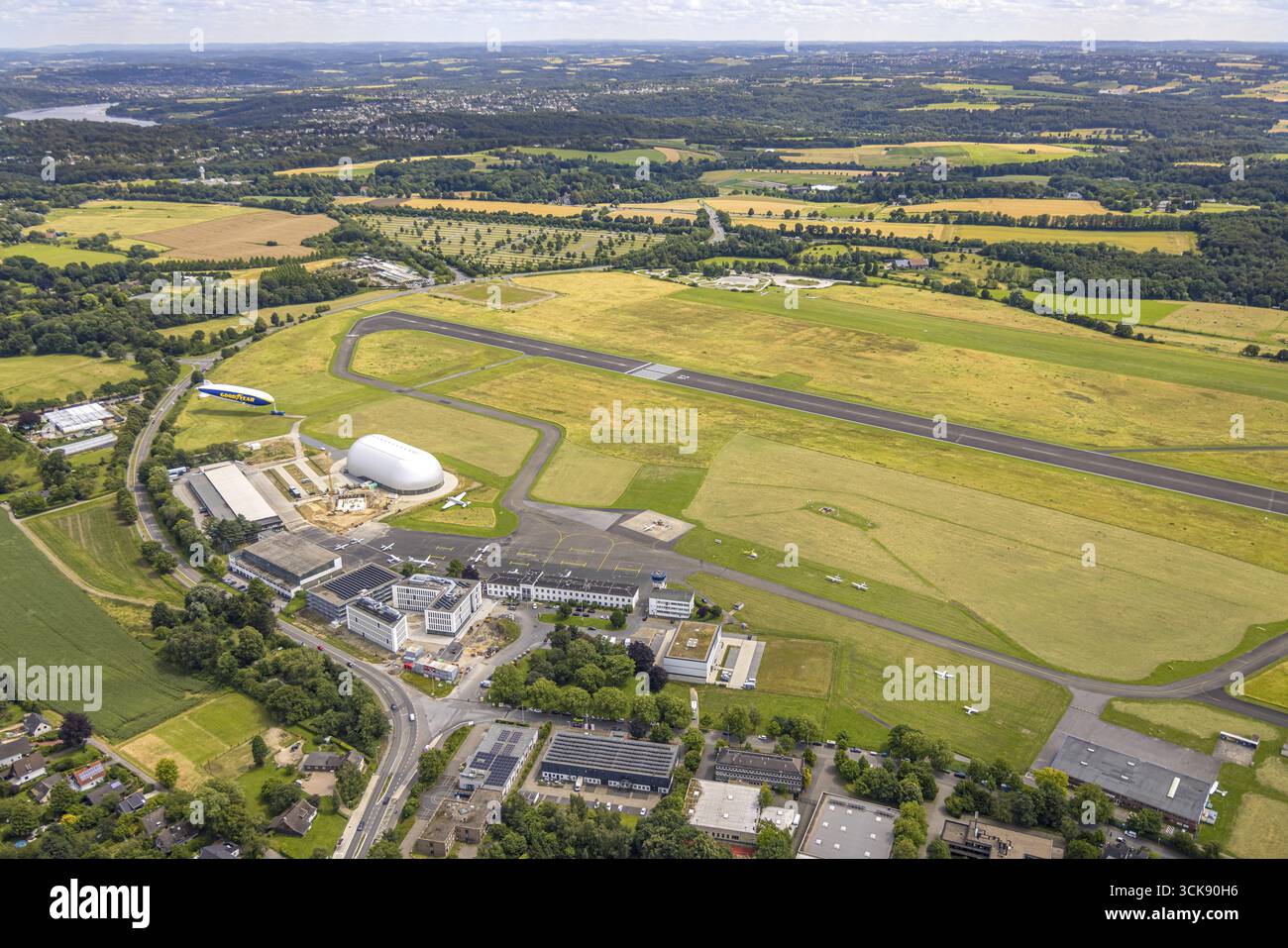 Luftaufnahme, Flughafen Essen/Mühlheim, Landebahn und Landebahn, Baustelle neben dem Luftschiffhangarm und Zeppelin Goodyear, Baustelle A Stockfoto