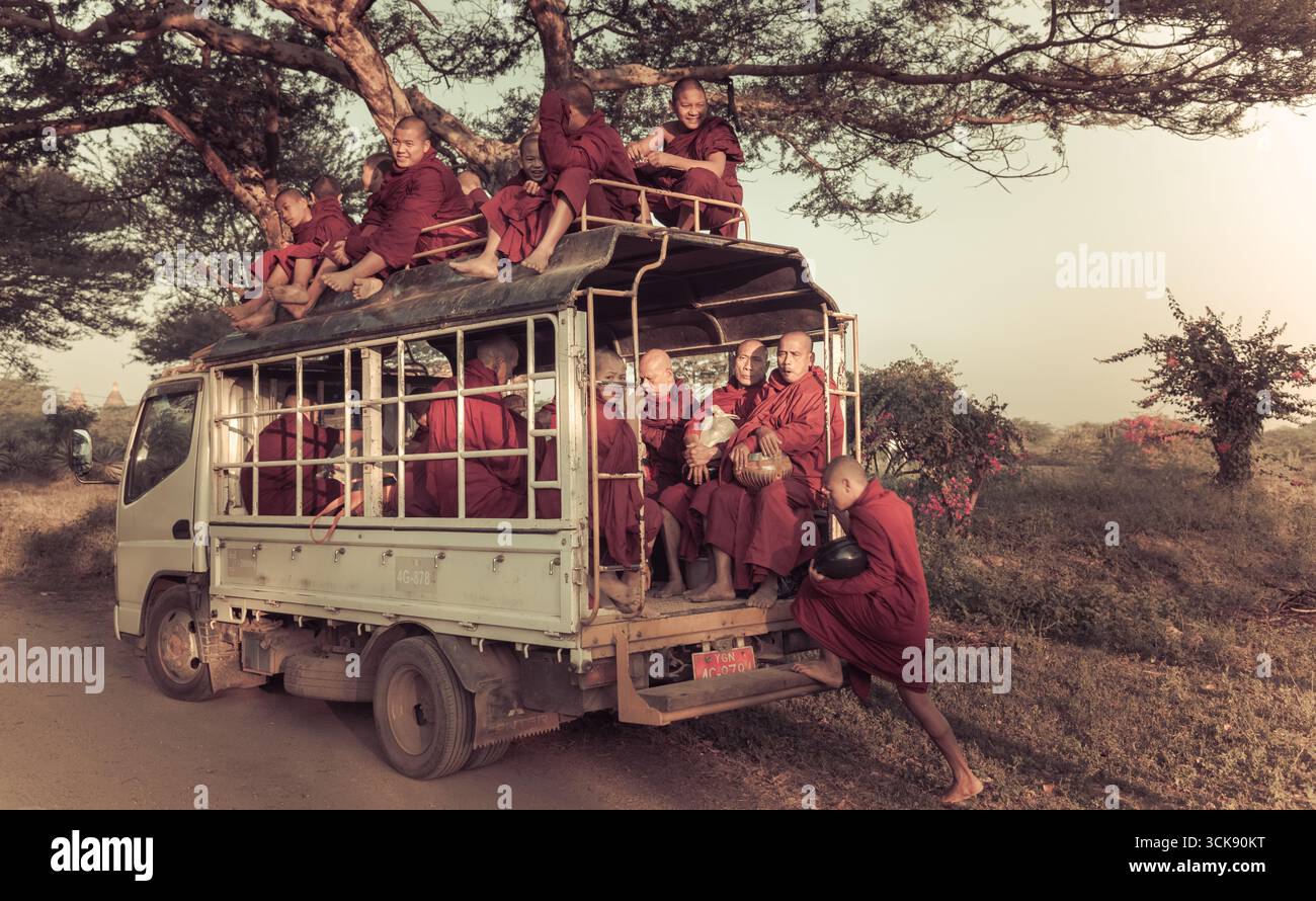 Gruppe buddhistischer Mönche, die auf einem Lastwagen unterwegs sind, Bagan Myanmar 2018 Stockfoto