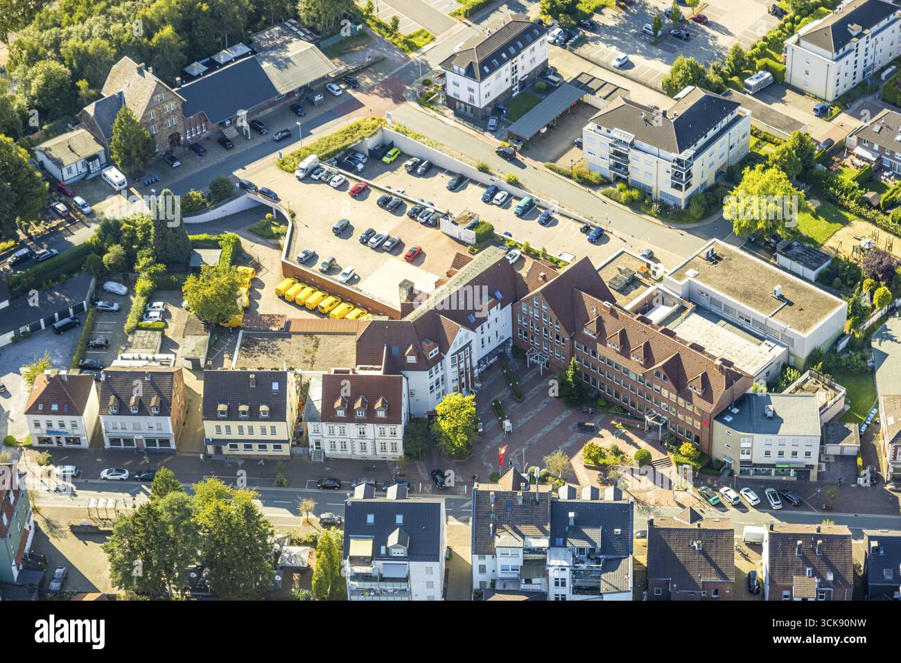 Luftsicht, Einkaufszentrum an der Hauptstraße mit Sparkasse und DM Markt, Parkdeck, Niedersprockhoevel, Sprockhoevel, Ruhrgebiet, Nord R Stockfoto