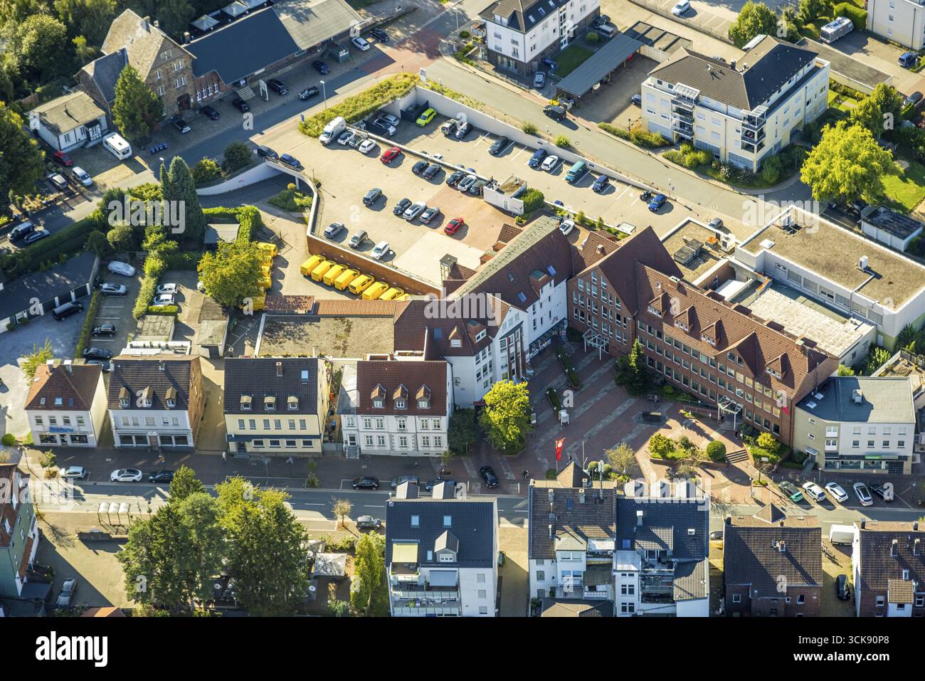 Luftsicht, Einkaufszentrum an der Hauptstraße mit Sparkasse und DM Markt, Parkdeck, Niedersprockhoevel, Sprockhoevel, Ruhrgebiet, Nord R Stockfoto