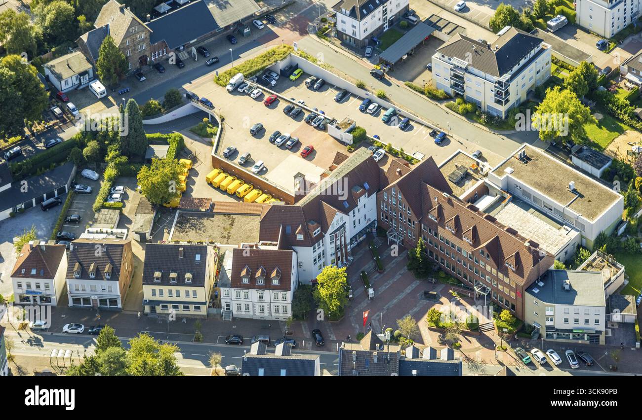 Luftsicht, Einkaufszentrum an der Hauptstraße mit Sparkasse und DM Markt, Parkdeck, Niedersprockhoevel, Sprockhoevel, Ruhrgebiet, Nord R Stockfoto