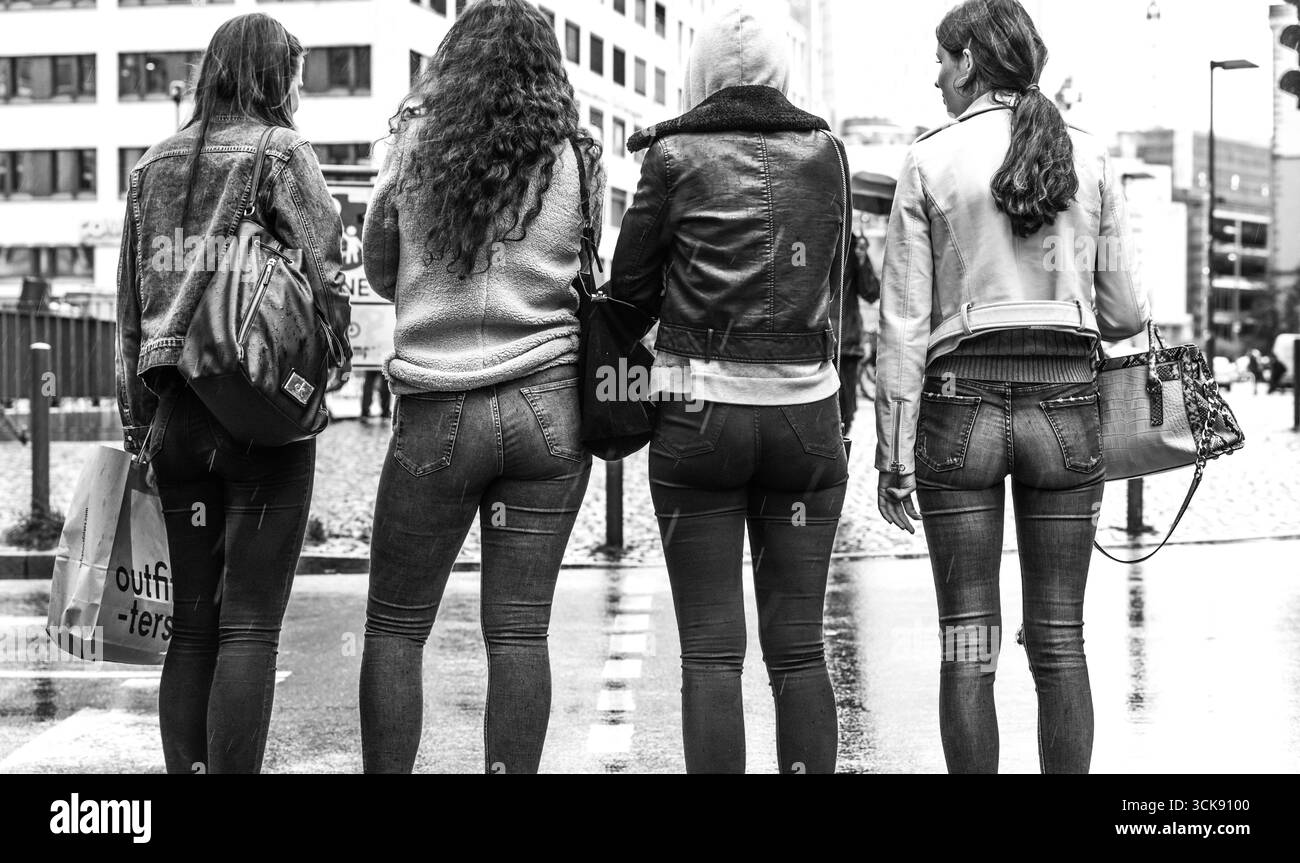 Vier Frauen zu Fuß in der Stadt – Schwarzweiß Urban Street Photography Stockfoto