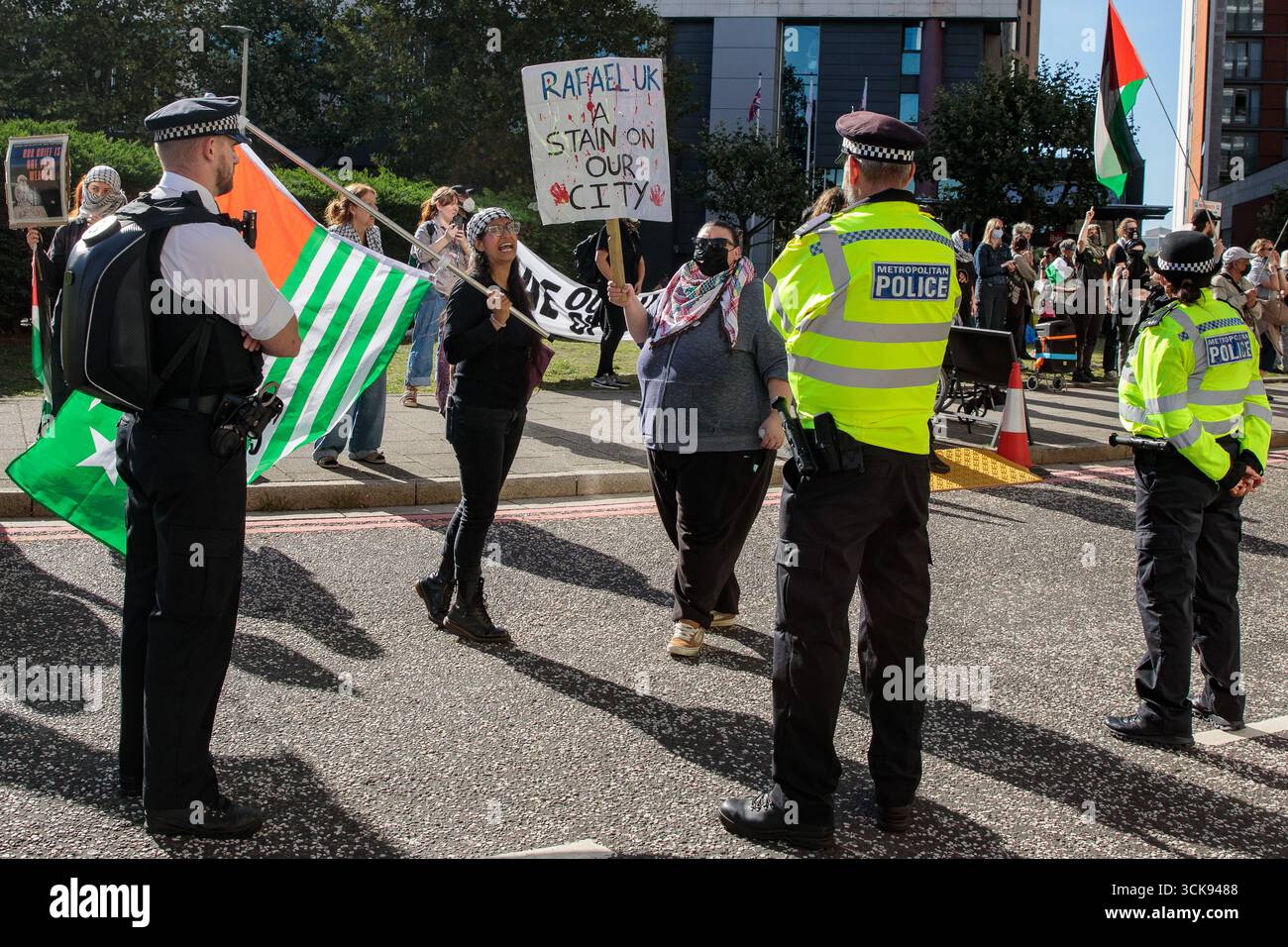 London, Großbritannien. September 2025. Polizeibeamte der Metropolitan Police überwachen am ersten Tag der DSEI UK 2025, der größten Fachmesse Europas für die Verteidigungsindustrie, Aktivisten gegen den Waffenhandel, die vor Excel London protestieren. Quelle: Mark Kerrison/Alamy Live News Stockfoto
