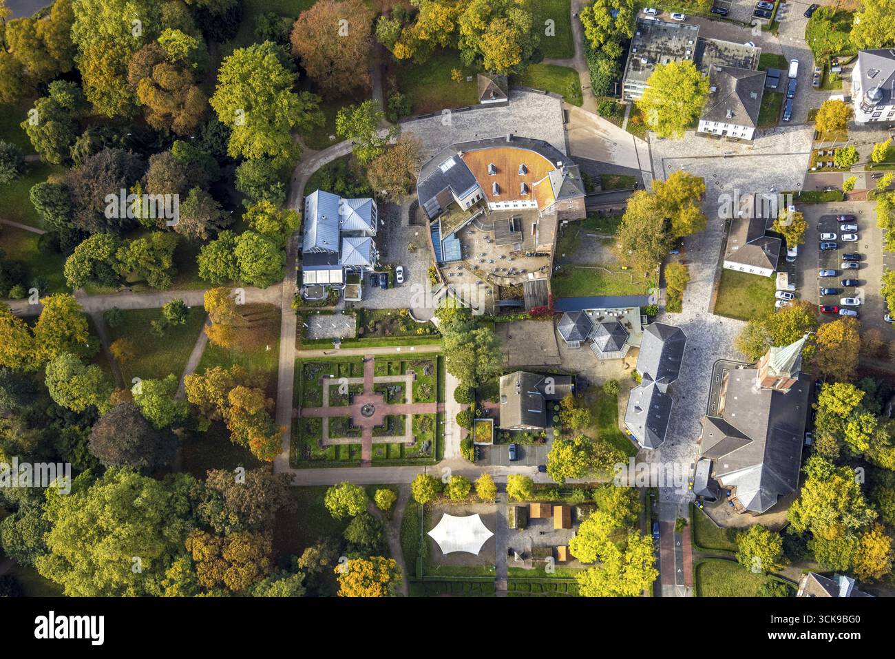 Aus der Vogelperspektive, Schloss Moers mit Museum, Park und Rosengarten, Moers, Ruhrgebiet, Nordrhein-Westfalen, Deutschland, Architektur, Attraktion, Outdoor, dro Stockfoto