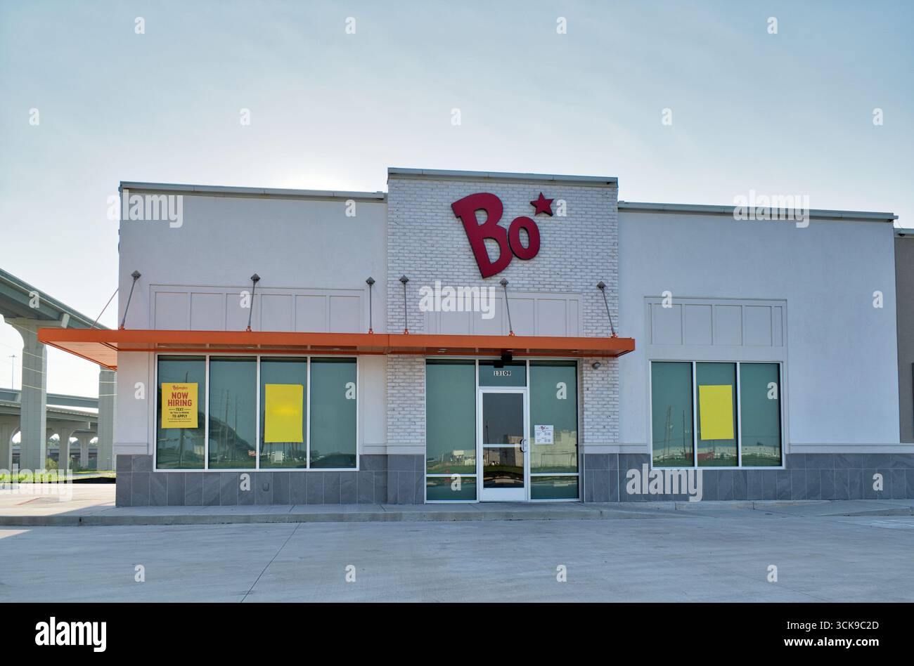 Tomball, Texas, USA 08-24-2025: Bojangles Fast Food Restaurant Diner Storefront Lage von außen. Stockfoto