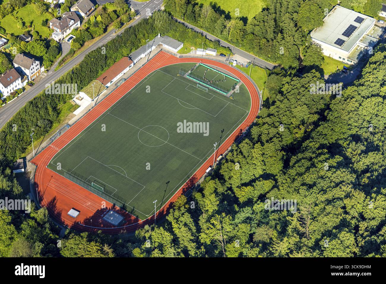 Aus der Vogelperspektive, Sportplatz im Nizza-Tal, Fußballstadion und Leichtathletikstadion, Schulsportschüler trainieren auf einem kleinen Fußballfeld, Langenberg, VE Stockfoto