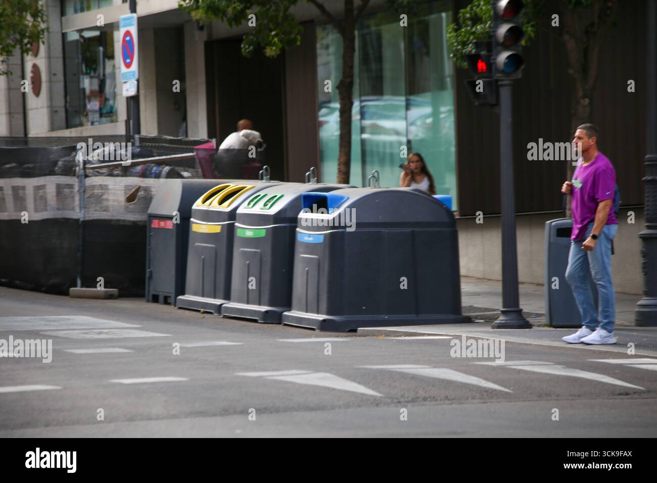 Madrid, Spanien, 10. September 2025: Mehrere Mülltonnen während der Madrider Müllsteuer, die ab September, am 10. September 2025, in Madrid, Spanien, erhoben wird. Quelle: Alberto Brevers / Alamy Live News. Stockfoto