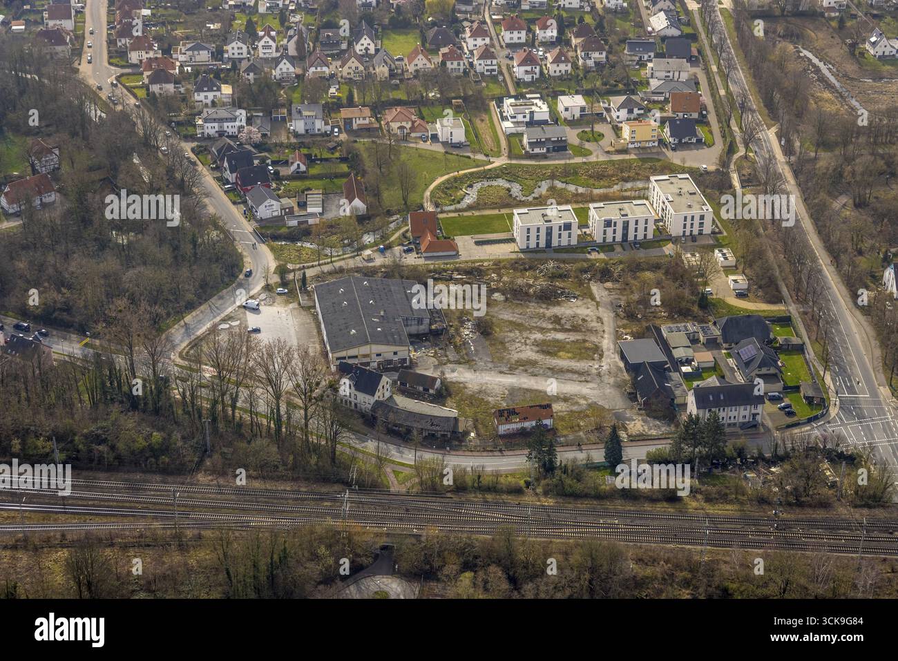 Luftaufnahme, Wohngebiet Baustelle Hilchenbach-Gelaende mit Neubau am Hammer Weg und Londonring, Soestbach Flussmaeander, Soest, S Stockfoto