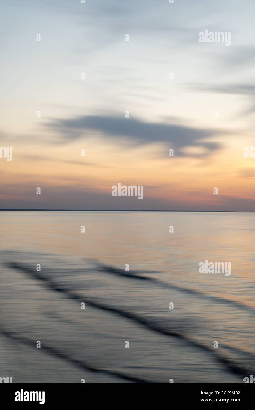 Eine traumhafte, impressionistische Farbe wie ein verschwommener Hintergrund bei Sonnenuntergang mit sanften Pastellfarben. Vertikales Foto. Stockfoto