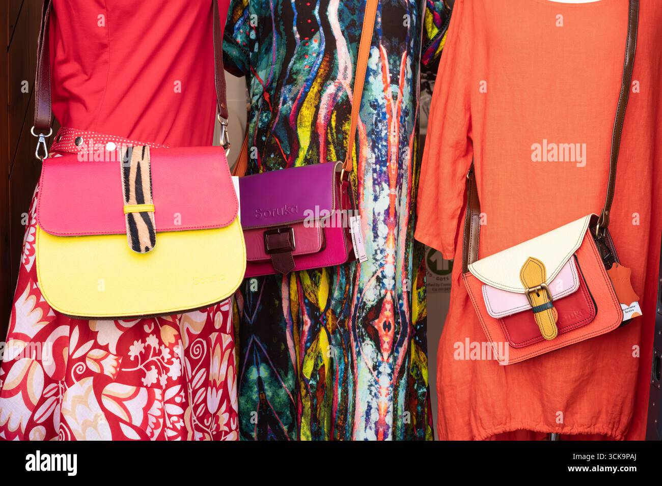 Ribeauville, Frankreich - 24. August 2025: Soruka nachhaltige Modemarke, handgefertigte Taschen und Accessoires im Schaufenster. Stockfoto