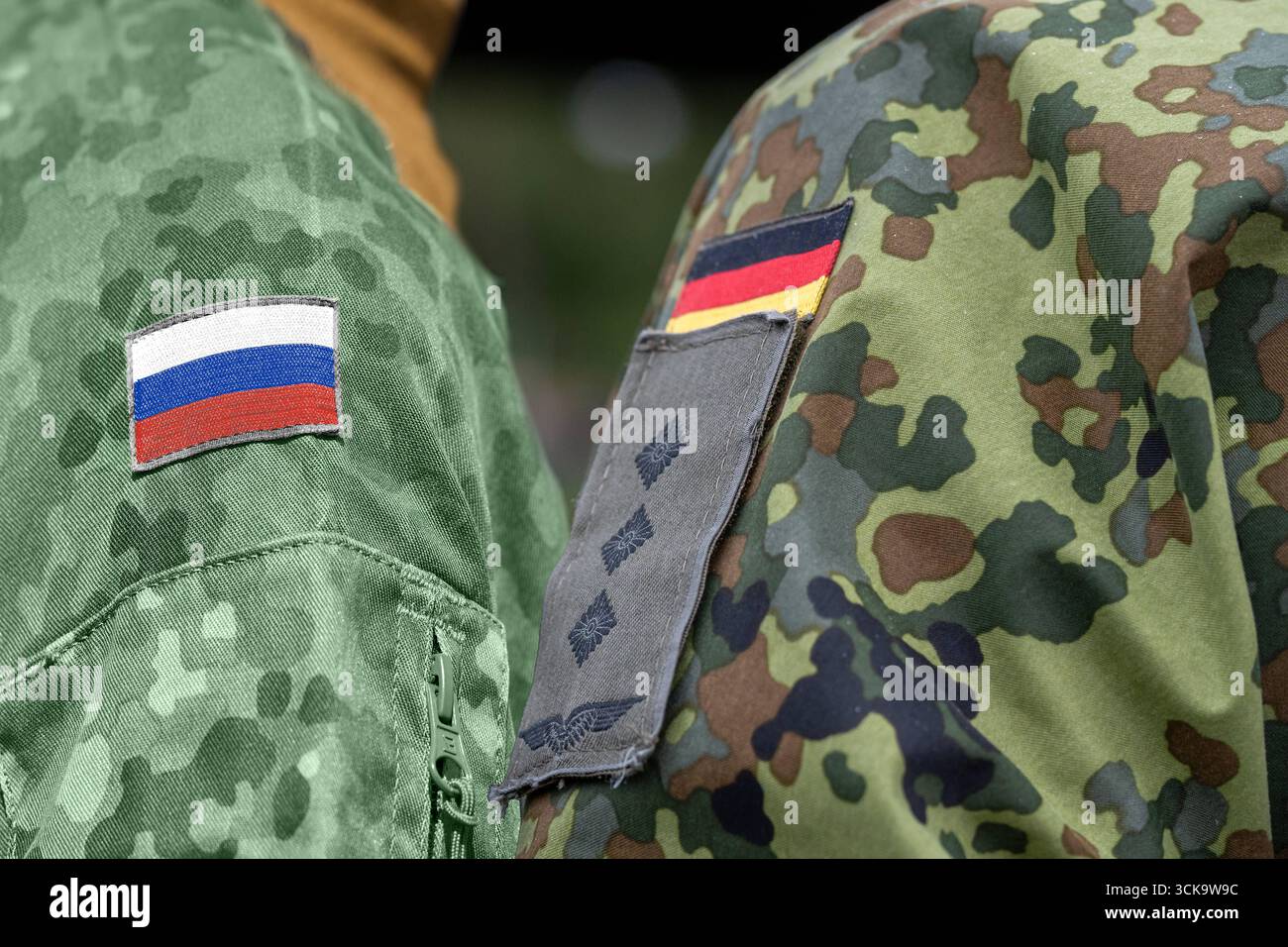 Deutschland - 10. September 2025: FOTOMONTAGE, Ein deutscher Soldat in Tarnung neben einem russischen Soldaten in Uniform. Symbolisches Foto für Konflikt-, Verteidigungs-, Militär- und geopolitische Spannungen zwischen Deutschland, Russland und NATO *** FOTOMONTAGE, ein deutscher Soldat in Flecktarn neben einem russischen Soldaten in Uniform. Symbolfoto für Konflikt, Verteidigung, Militär und geopolitische Spannungen zwischen Deutschland, Russland und NATO Stockfoto