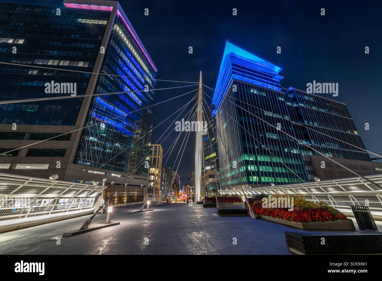 Denver's Millennium Bridge bei Nacht Stockfoto