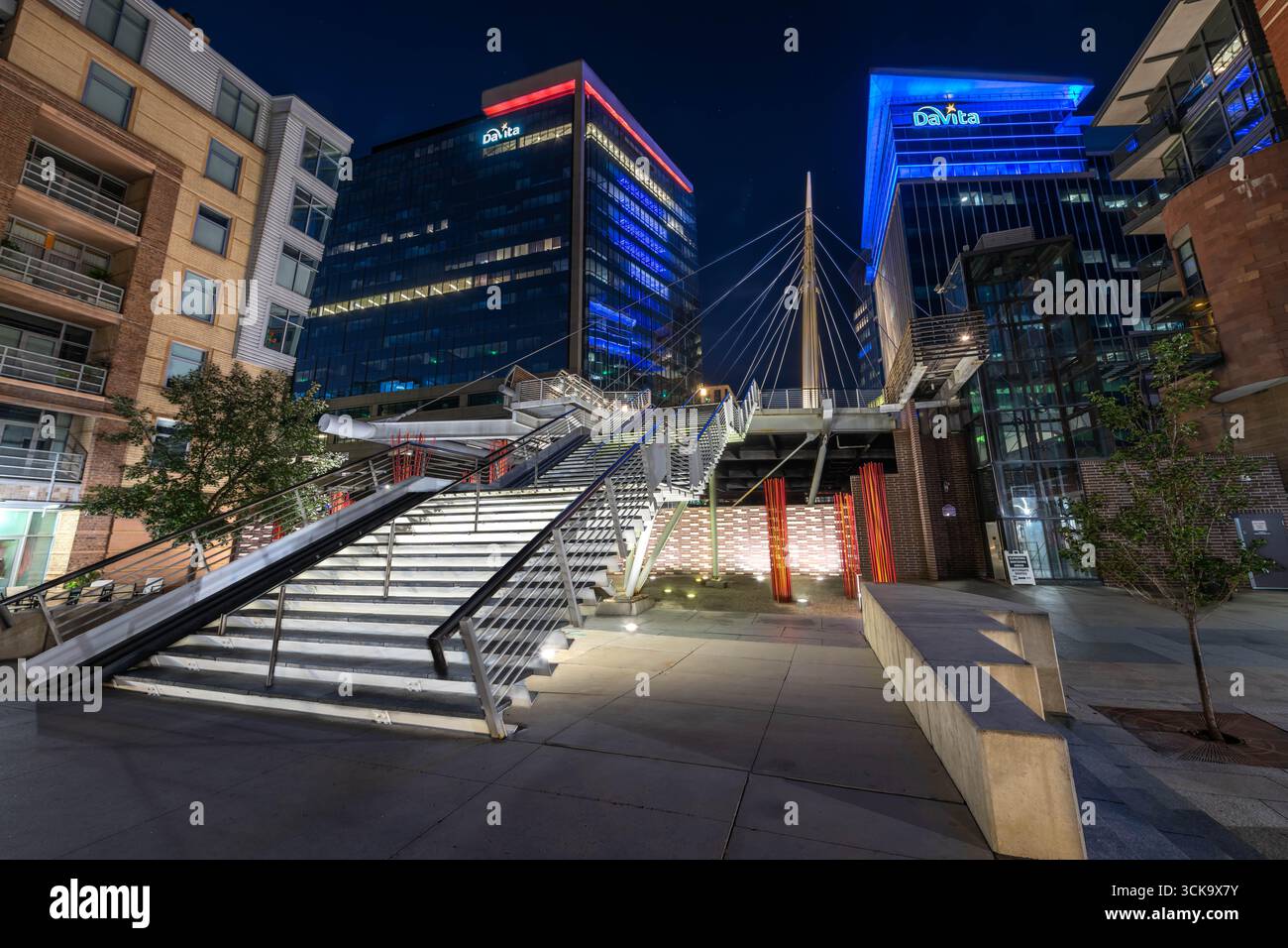 Denver's Millennium Bridge bei Nacht Stockfoto
